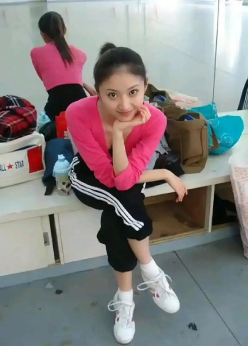 17岁时练芭蕾舞的景甜,纯真甜美,因为双眼皮太大,被称为"蛙系美女".