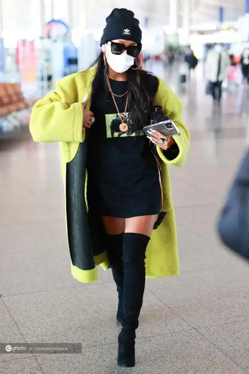 街拍吉克隽逸黑色卫衣裙过膝长靴黄色羊绒大衣毛线帽个性亮眼