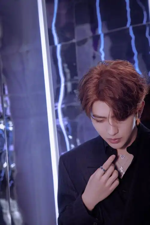 微信状态背景图#蔡徐坤高清壁纸无水印95"初见时我也没想过我会