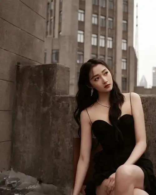 关晓彤穿吊带黑裙秀长腿 发丝飞扬氛围感足-创红人馆-畅想天空-image