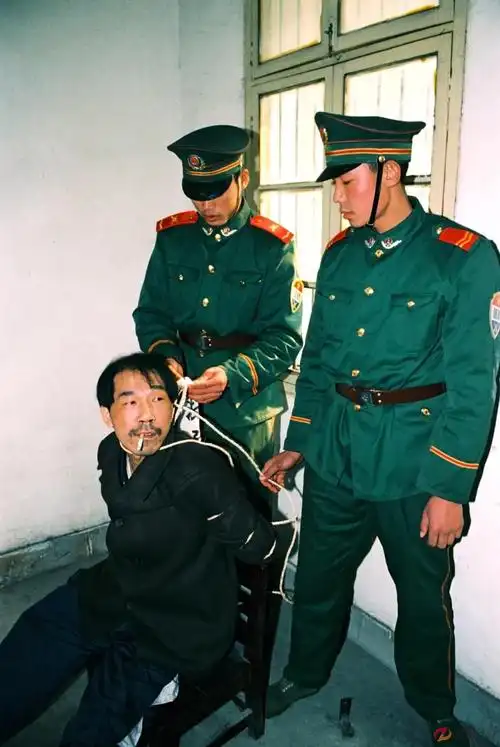 首页 法治 网络聚焦 1999年12月28日,法子英被押赴刑场执行枪决.