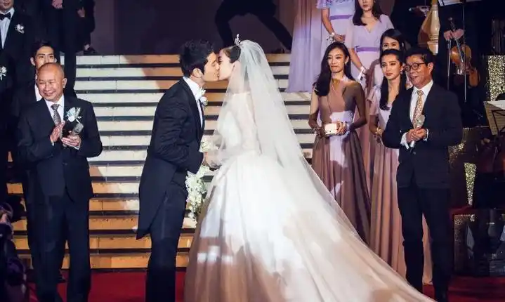 杨颖:高调亮相复出,却咖位降级与杨超越同坐,在跑男沦为背景板