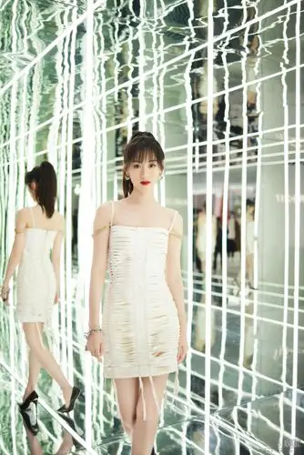 袁冰妍穿吊带短裙秀大长腿身材凹凸有致
