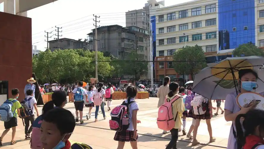 烈日炎炎,学校严格采取错峰放学措施,各年级有序排队出校.