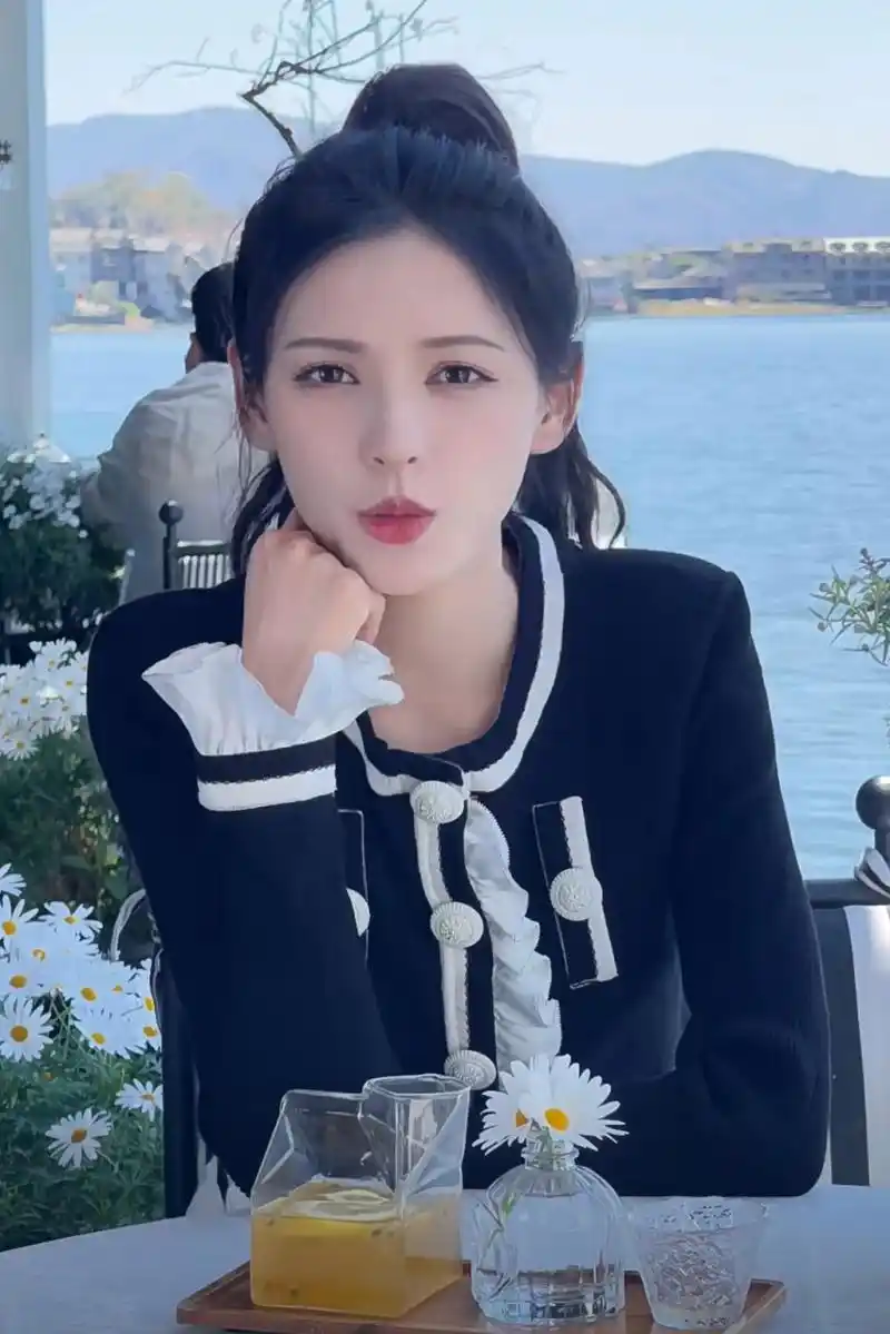 张予曦坐在海边录短片,梳起高马尾脸型还那么小,长相属实优越.