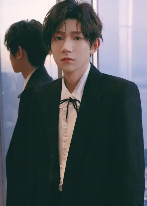 王源黑色暗纹西装帅气写真