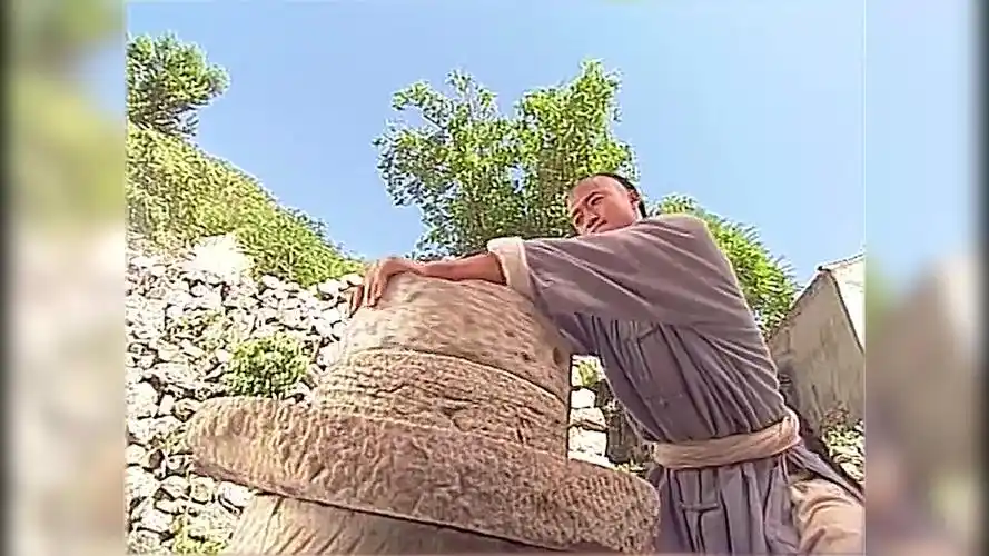 太极宗师:吴京偷学太极险些被发现,还好陈师傅上厕所心急!