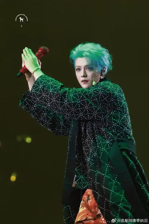 爱豆鹿晗回来了#    啊啊啊啊啊鹿晗今天是蓝发!