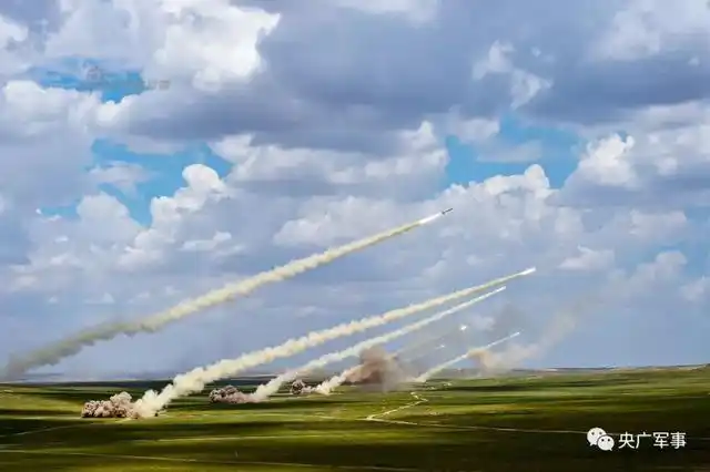 精确摧毁敌军基地!我军东风10a导弹齐射火力太猛