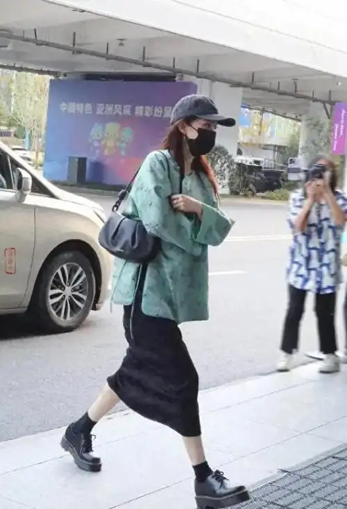 杨幂杭州机场现身宋锦服国风味满满纸片腿依旧很吸睛