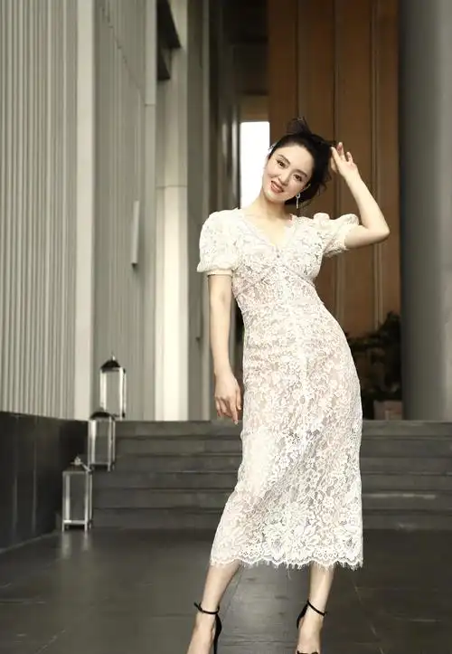 董璇三亚出席活动白色蕾丝裙美如女神离婚后状态开挂