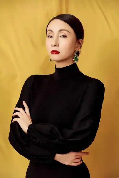 小陶虹穿黑裙身段玲珑轻撩耳坠秀精致侧颜