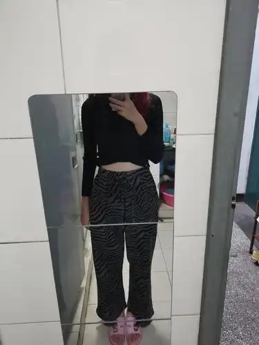 求问裤子前面挺出来是不合身还是因为没洗啊?