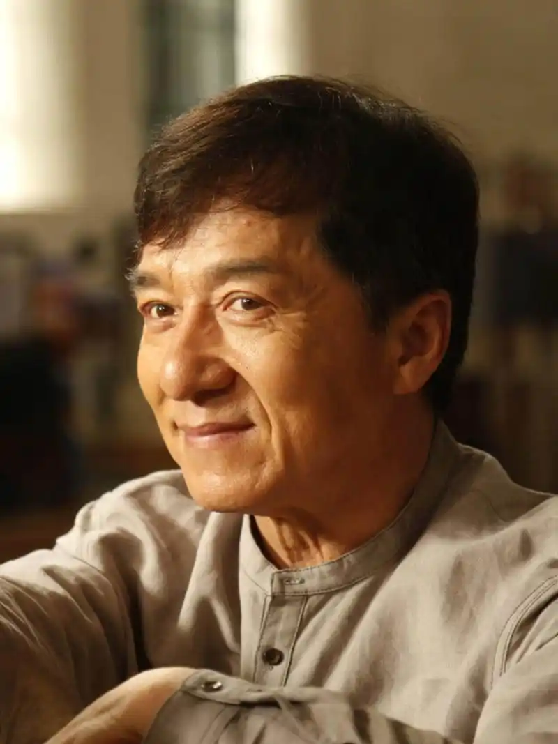 成龙电影拍摄封路引发争议:官方审批与市民权益如何平衡?