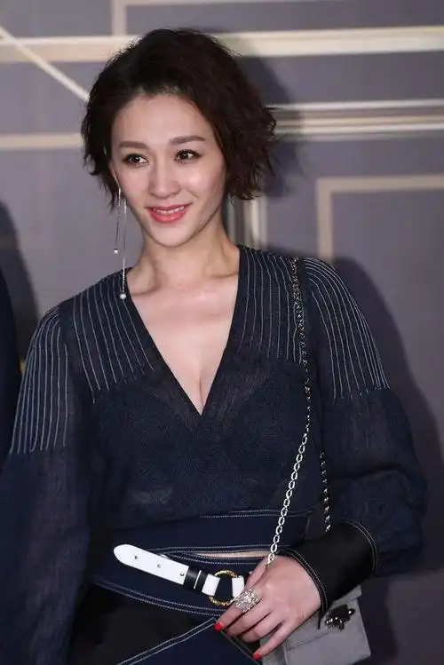 李小冉瘦脱相了穿深v衬衫配半身裙亮相目测只有90斤