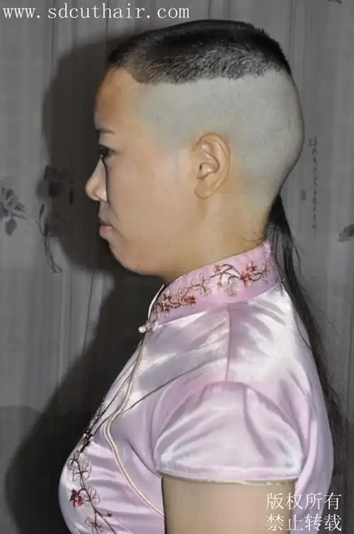 卷发mm剃光头深度00615
