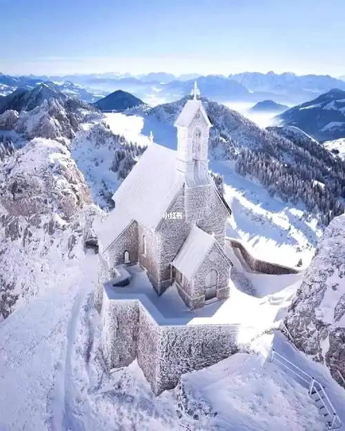 山顶教堂阳光雪景