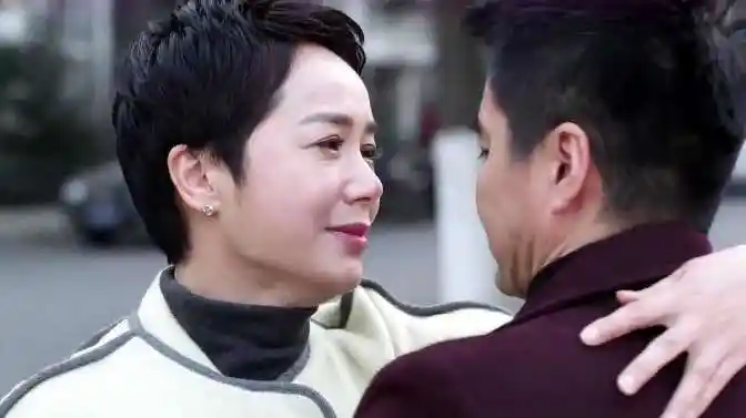 守婚如玉:苏然抱着自己的丈夫,两人经过风波手拉手,场面太感人-影视综