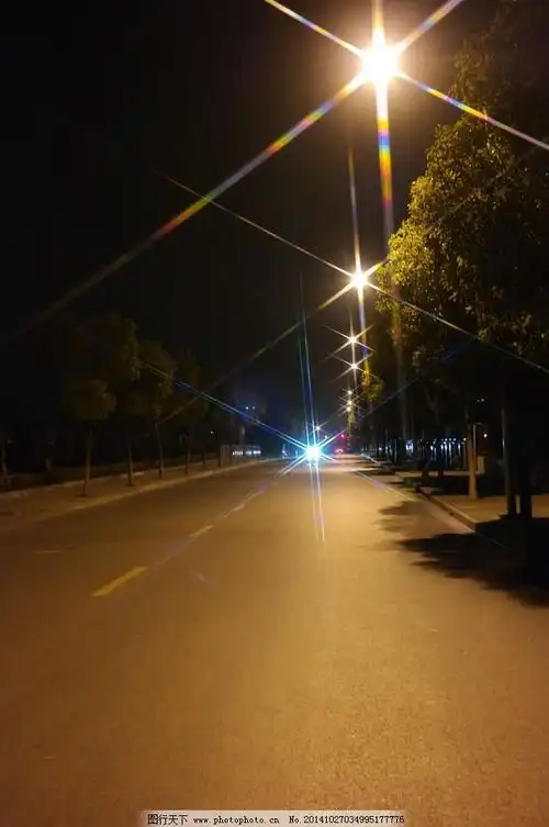 路灯两旁的道路夜景创意摄影图片