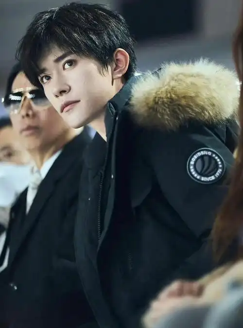 让我们在评论区留下你的想法和期待,共同为易烊千玺的时尚事业加油