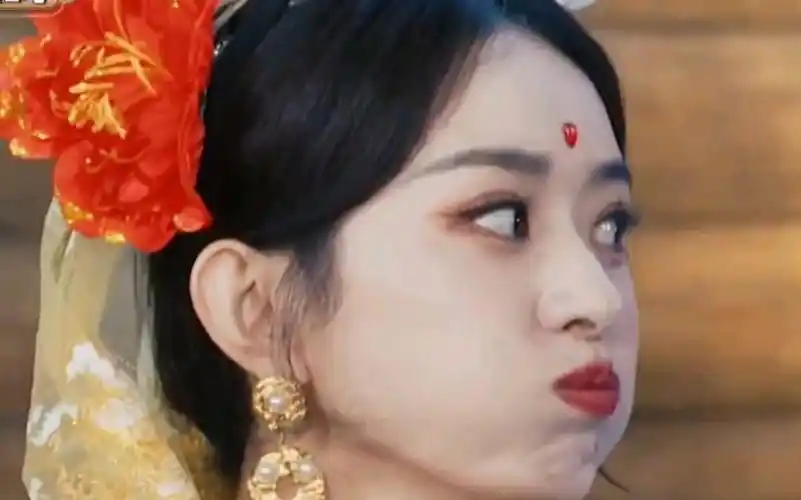 赵丽颖我也是要面子白的,嘟嘟嘴好可爱,喊口号真的没拉胯,但链子确实