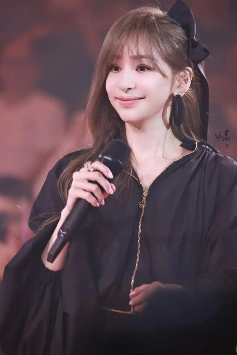 哈哈哈哈哈王心凌最新彩纸唇妆出炉~~~刚刚王心凌商演唱着唱着被彩纸