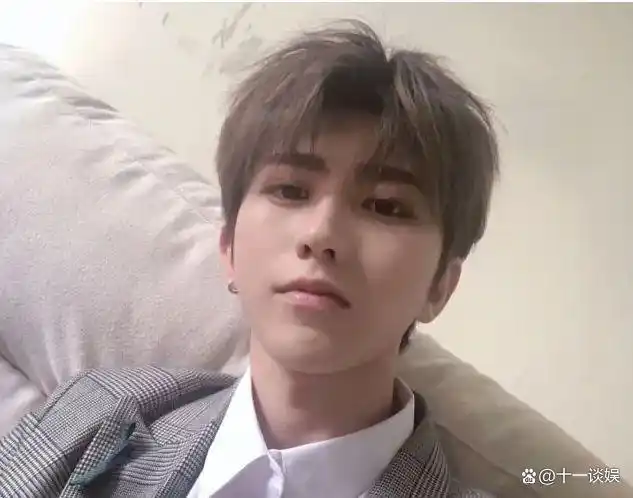 近日,前公司突然爆料蔡徐坤整容,并透露在他脸上和头发上就花费了上