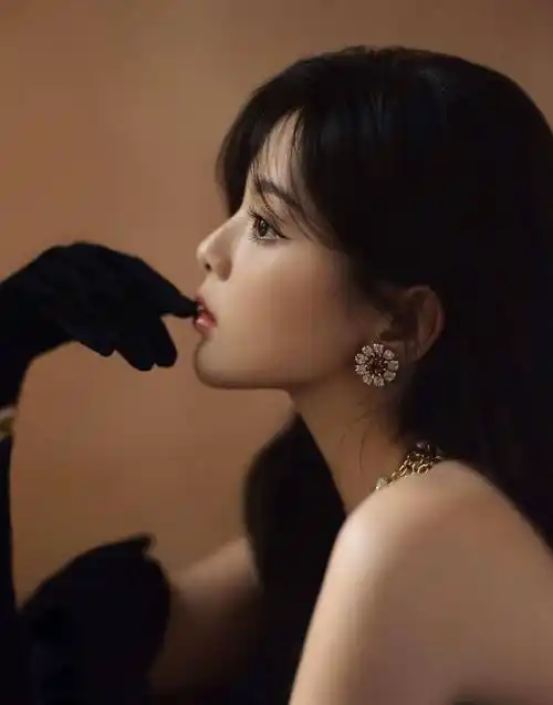 杨超越丝绒雾霭蓝礼服写真,妆容精致,旖旎氛围感十足