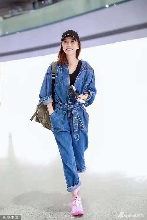 10月16日,上海,李金铭现身机场.