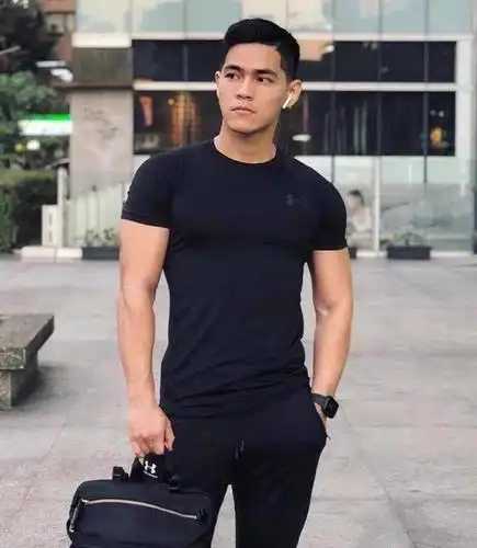 因身材强壮,小哥哥推出写真,看看古铜色皮肤,分分钟就被他撩到