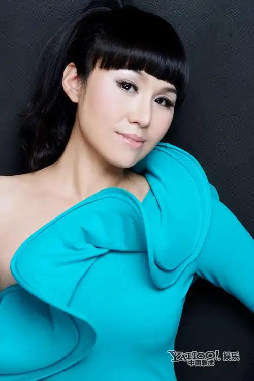 乌兰托娅《火红的萨日朗》大热 受邀杂志拍写真