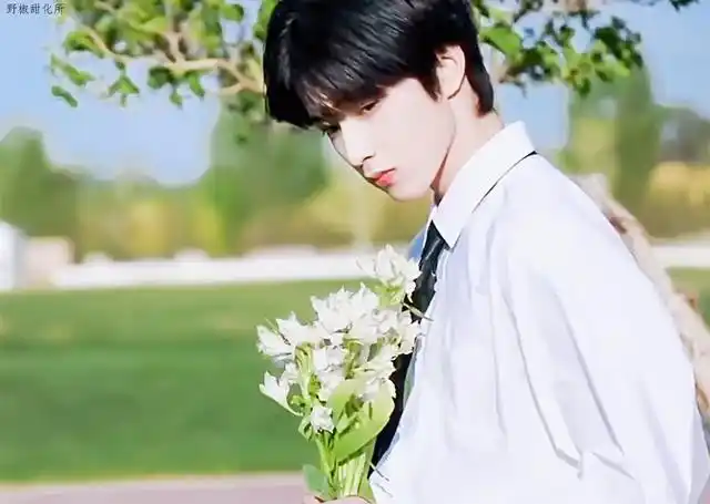 刘耀文近期穿搭,灰色西装霸总,篮球服少年,铃兰花衬衣太温柔了