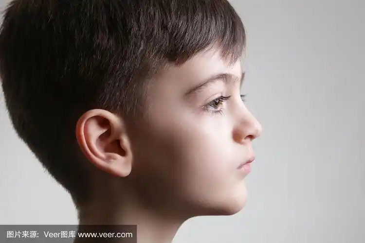 5岁前男孩的工作室肖像-中性面部表情,侧视图