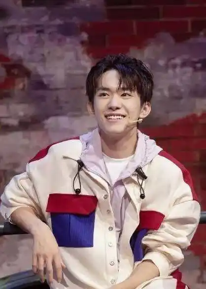 千玺,李兰迪期末合照曝出,没想到千玺你还是这样的小老板?