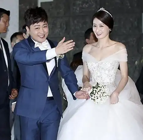 李奈映在2011年8月加入到了元斌所属的经纪公司,两人由此相识,并在