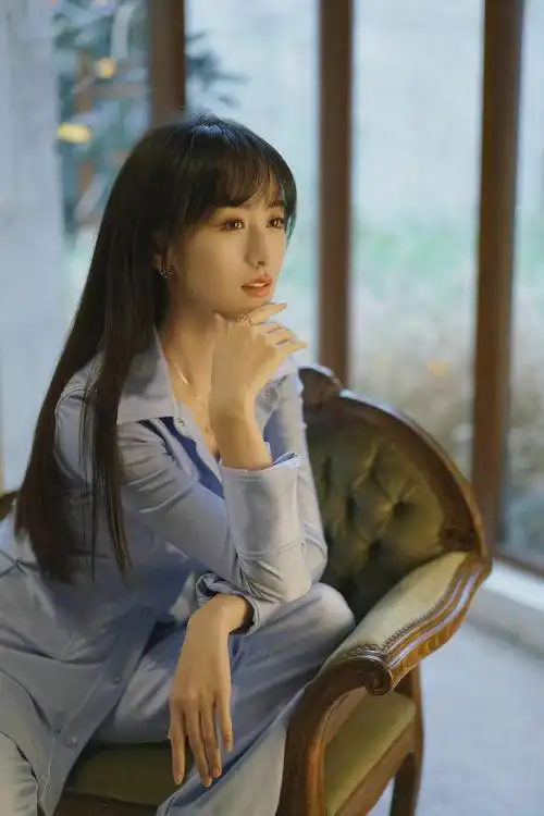 袁冰妍花絮照掉落,一身治愈蓝修身套装搭配黑色长发,知性优雅