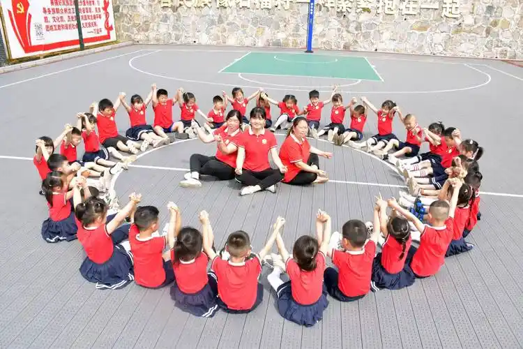 金豆苗幼儿园小朋友拍出"花样"毕业照_创意_孩子_日子