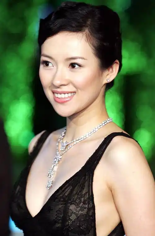 p>章子怡,1979年2月9日出生于北京,华语影视女演员,制片人,毕业于