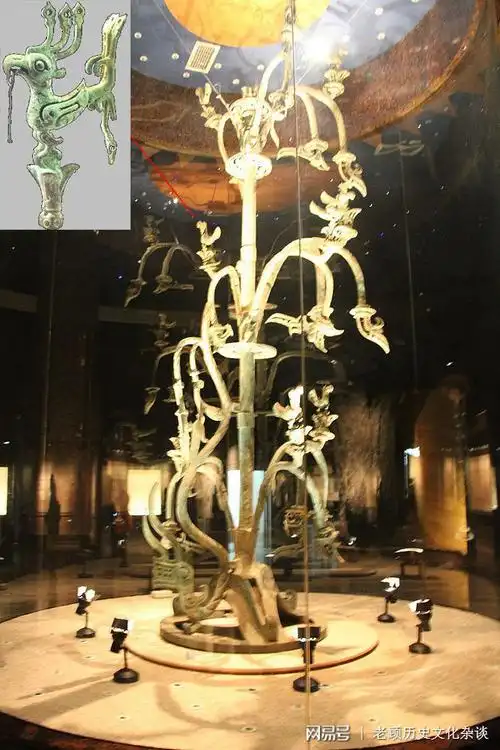 (三星堆"青铜神树"和神鸟造型)