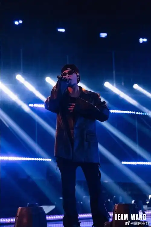 王嘉尔巡演舞台真的绝了,超嗨的蹦迪现场!_高清图集_新浪网