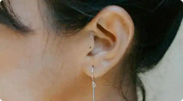 耳屏有痣的人,一般都寡言少语,不擅长表达自己的内心.