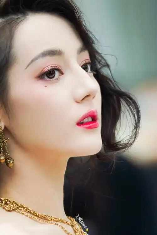 迪丽热巴生图##迪丽热巴吊带金色鱼尾礼服