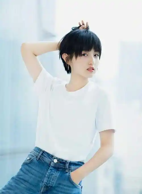 张子枫这次当上了姐姐,新剧罕见短发造型,看起来时尚多了_少女_成都