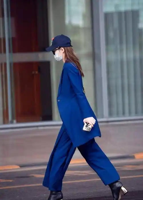 戚薇机场造型独特有型,堪称时尚标杆,时尚穿搭跟她学就对了_整体_风格