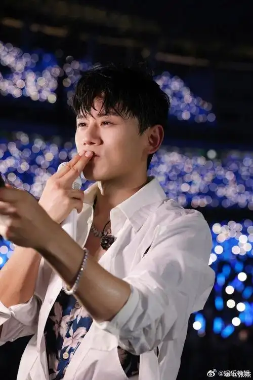 张杰鹿晗黄子韬今日营业照