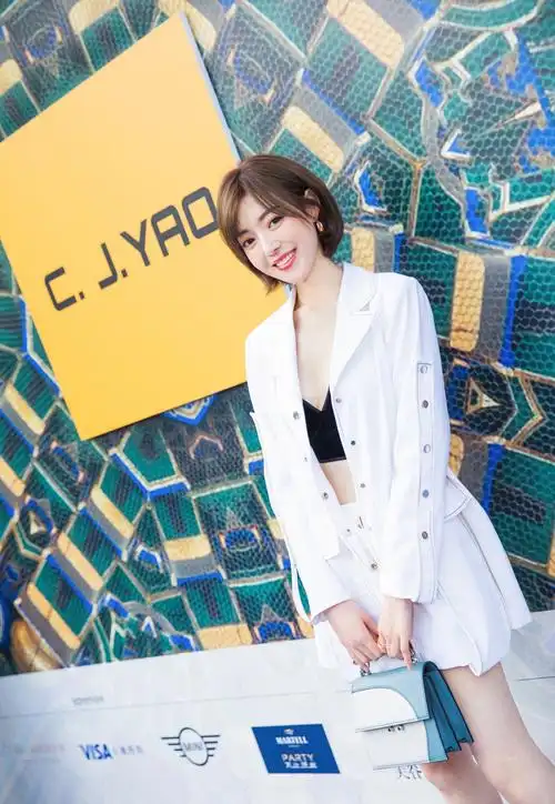 何美璇性感活动照图片