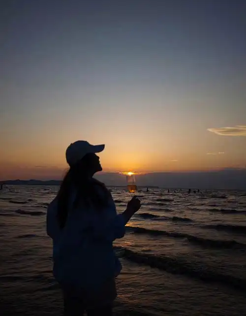 今儿终于是凉爽了下来 那种不用吹空调的快乐又回来了 海边更是风凉