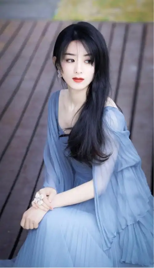 换了造型师的赵丽颖气质"飞升"!穿蓝色纱裙清新淡雅太迷人-秀美女性