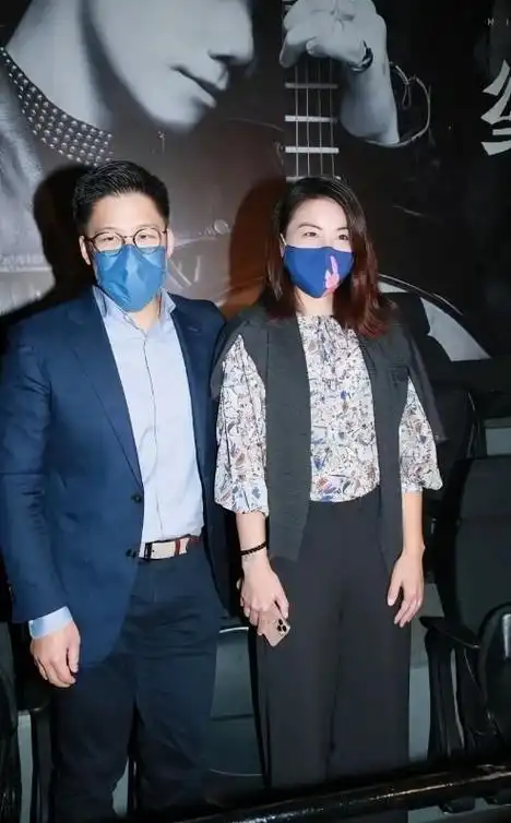 郭晶晶和婆婆同框!穿雪纺红裙太惊艳,朱玲玲穿透视装比她还时髦