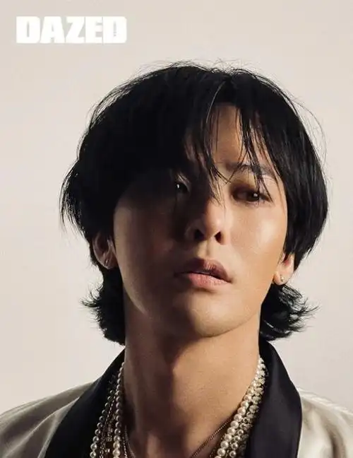 9日,时尚杂志《dazed》通过2021年13周年纪念号封面故事,公开了权志龙